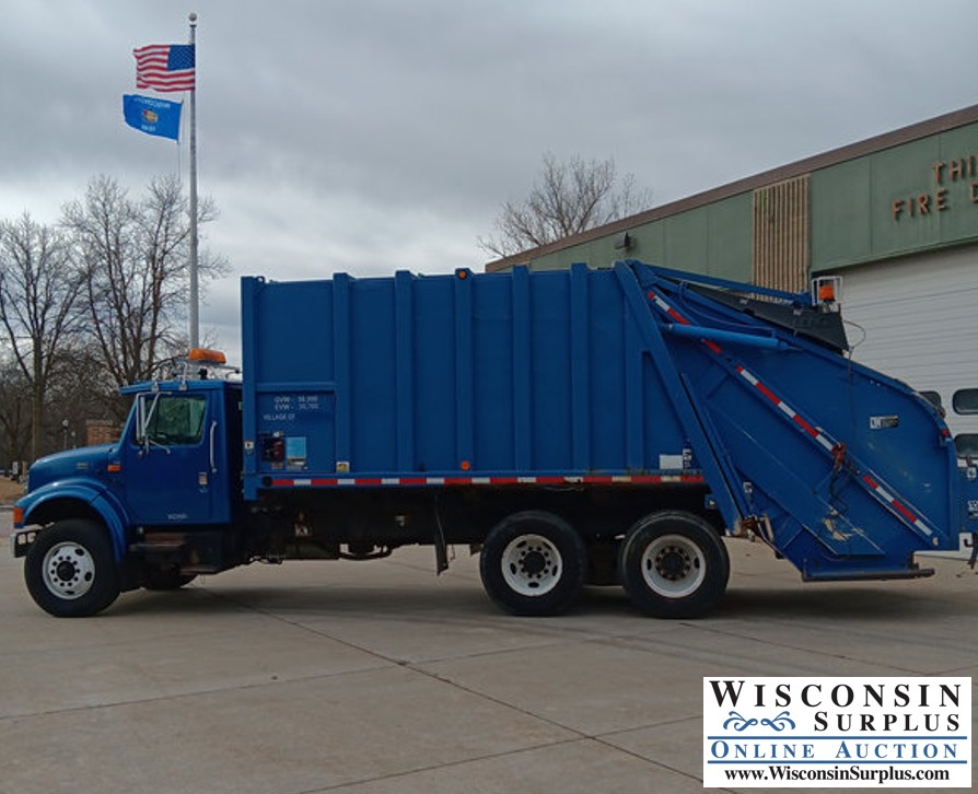 Wisconsin - Lot #44239 - 2000 International 4900 Tandem Axle Leach Rear ...