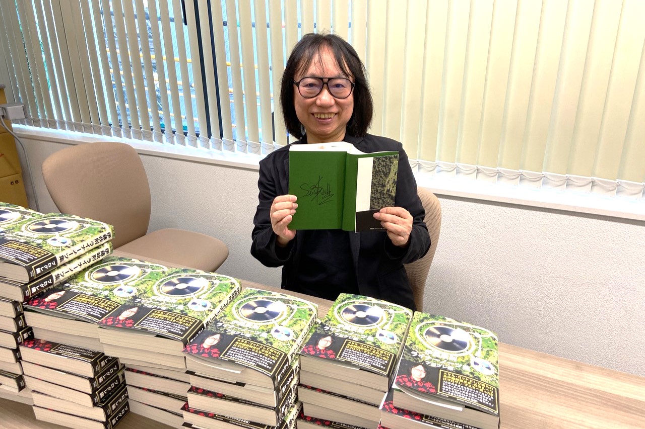 メタルゴッドとして知られる伊藤政則氏の最新著作『ライナーノーツ集 