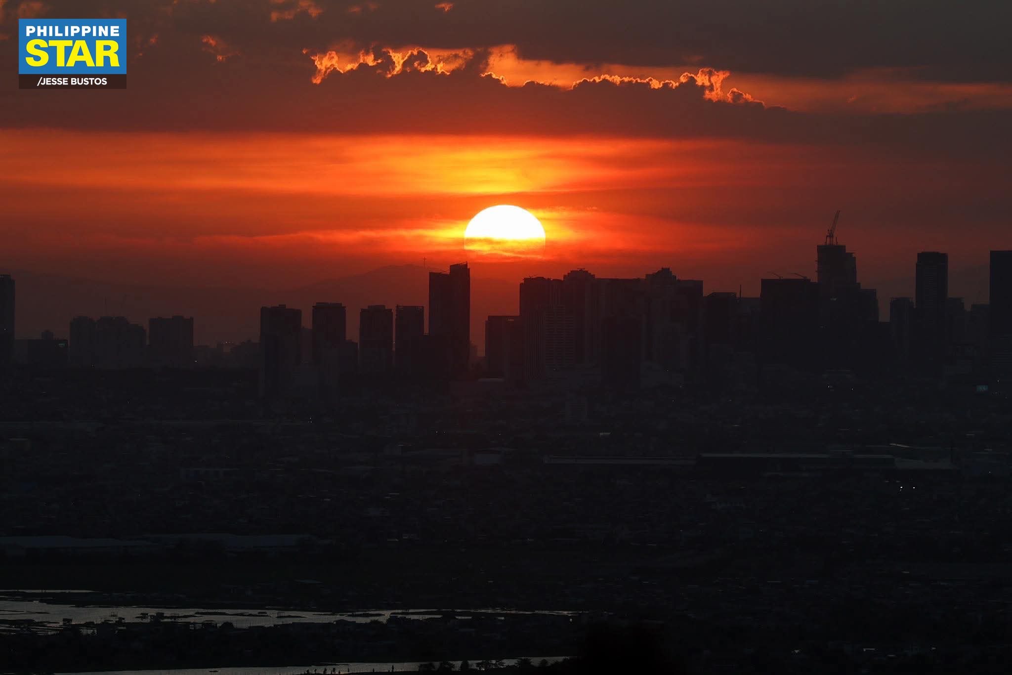 Philippine Star - HOW WAS THE BEGINNING OF YOUR WEEK? 🌇 The sky is set ...