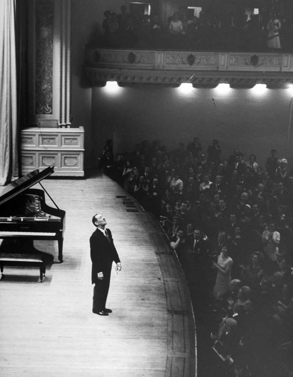 Vladimir Horowitz's Historic Return to the Stage at Carnegie Hall