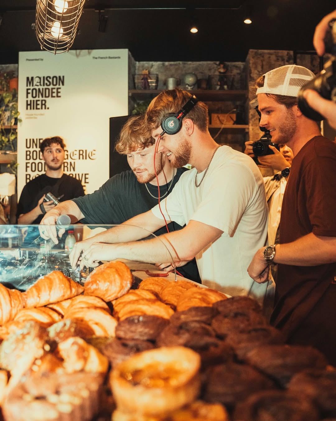 SIAL Paris - 𝗚𝗲𝘁 𝘆𝗼𝘂𝗿 𝗴𝗿𝗼𝗼𝘃𝗲 𝗼𝗻 𝘄𝗶𝘁𝗵 𝘆𝗼𝘂𝗿 𝗰𝗿𝗼𝗶𝘀𝘀𝗮𝗻𝘁,... | Facebook
