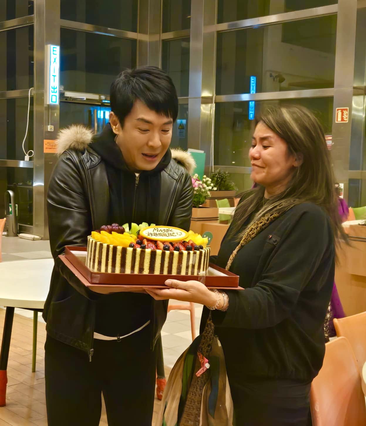 村長突然之間。手捧住一個五磅嘅蛋糕出現... - Spencer Leung Sze Ho 梁思浩