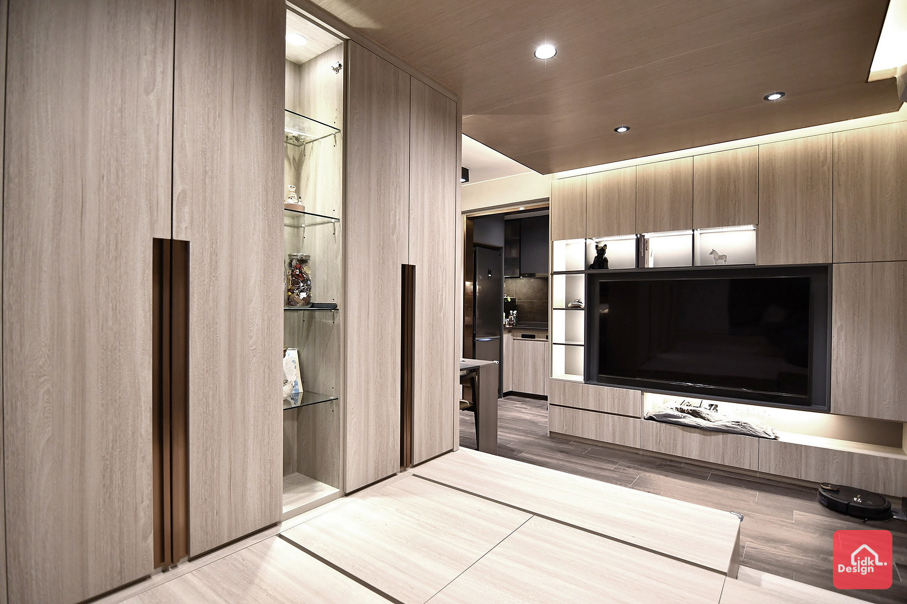 Design IDK - 【木色系窩居 客廳地台設計營造日式感覺】 設計公司： O.MY.L Interior...