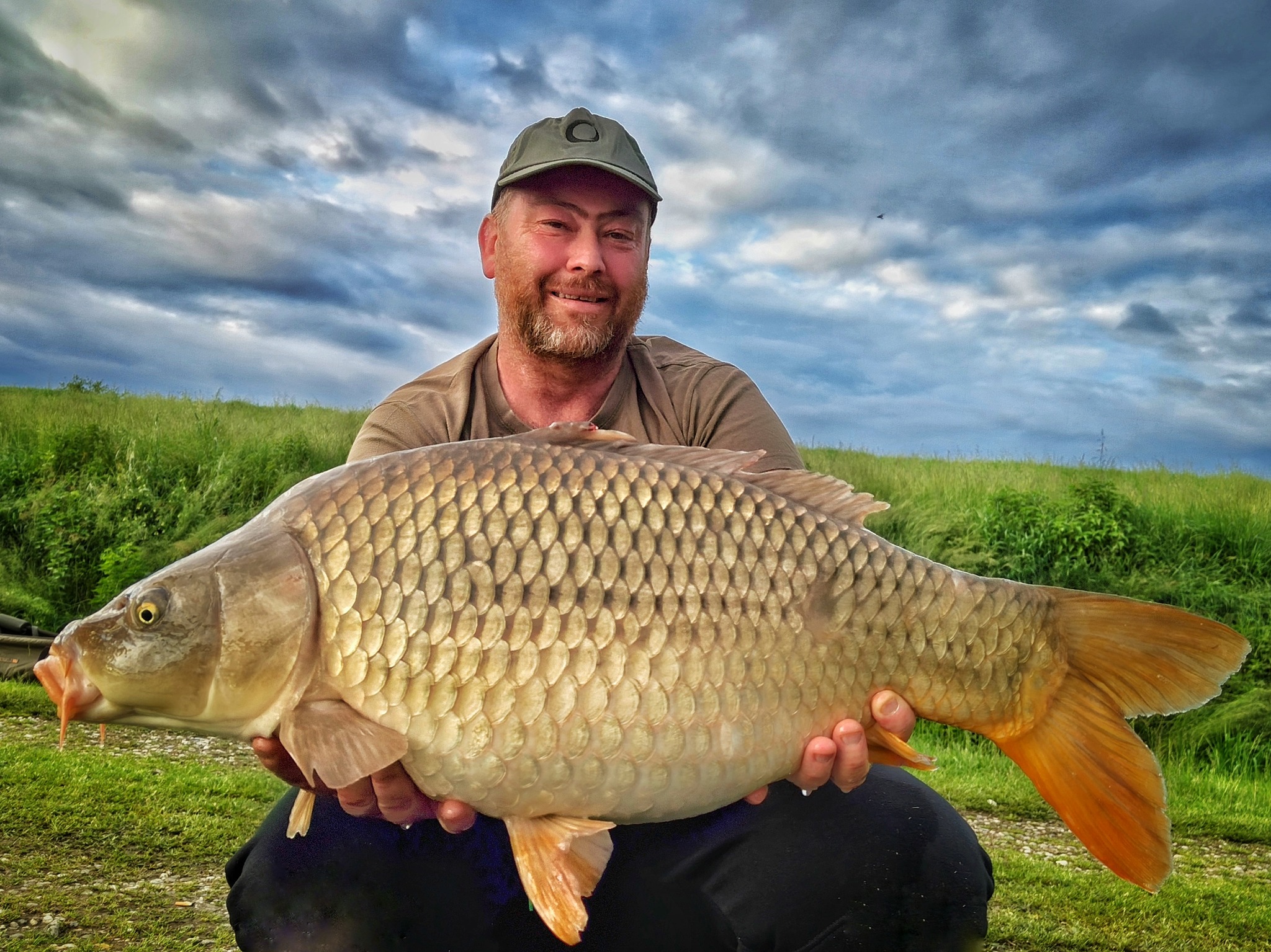 Attrezzatura leggera per la pesca con insetti galleggianti in estate