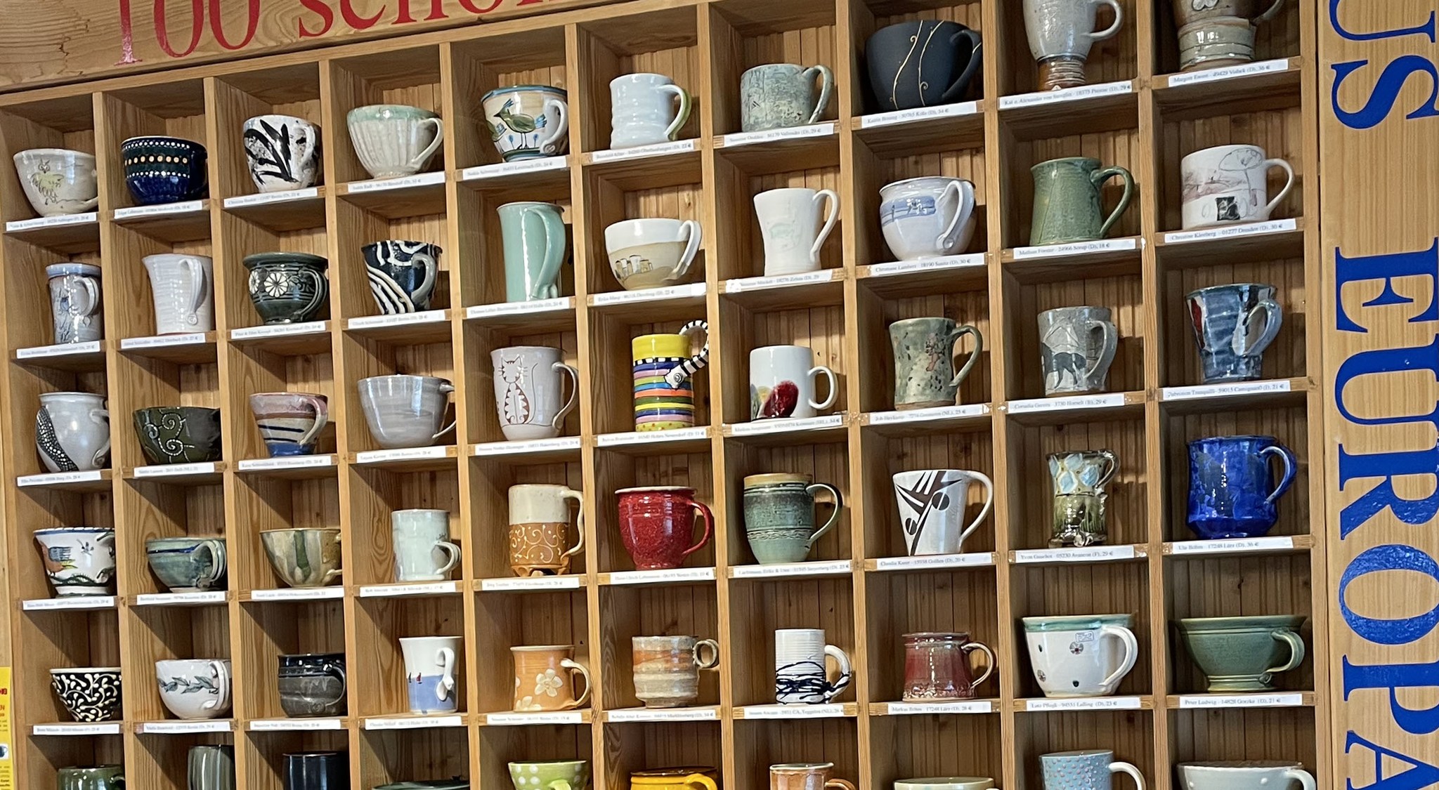 100 SCHÖNSTE TASSEN AUS EUROPA Unsere „Ausstellung im Riesen-Setzkasten” gibt es schon seit 2009. Am Beispiel der Tasse wollen wir die unendliche Vielfalt keramischer Formen, Techniken und Dekore zeig