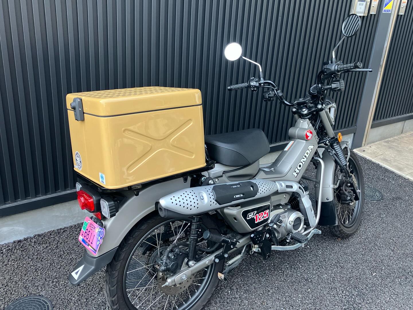当店のHondaGoバイクレンタルのハンターカブに、#jms 製の#一七式特殊