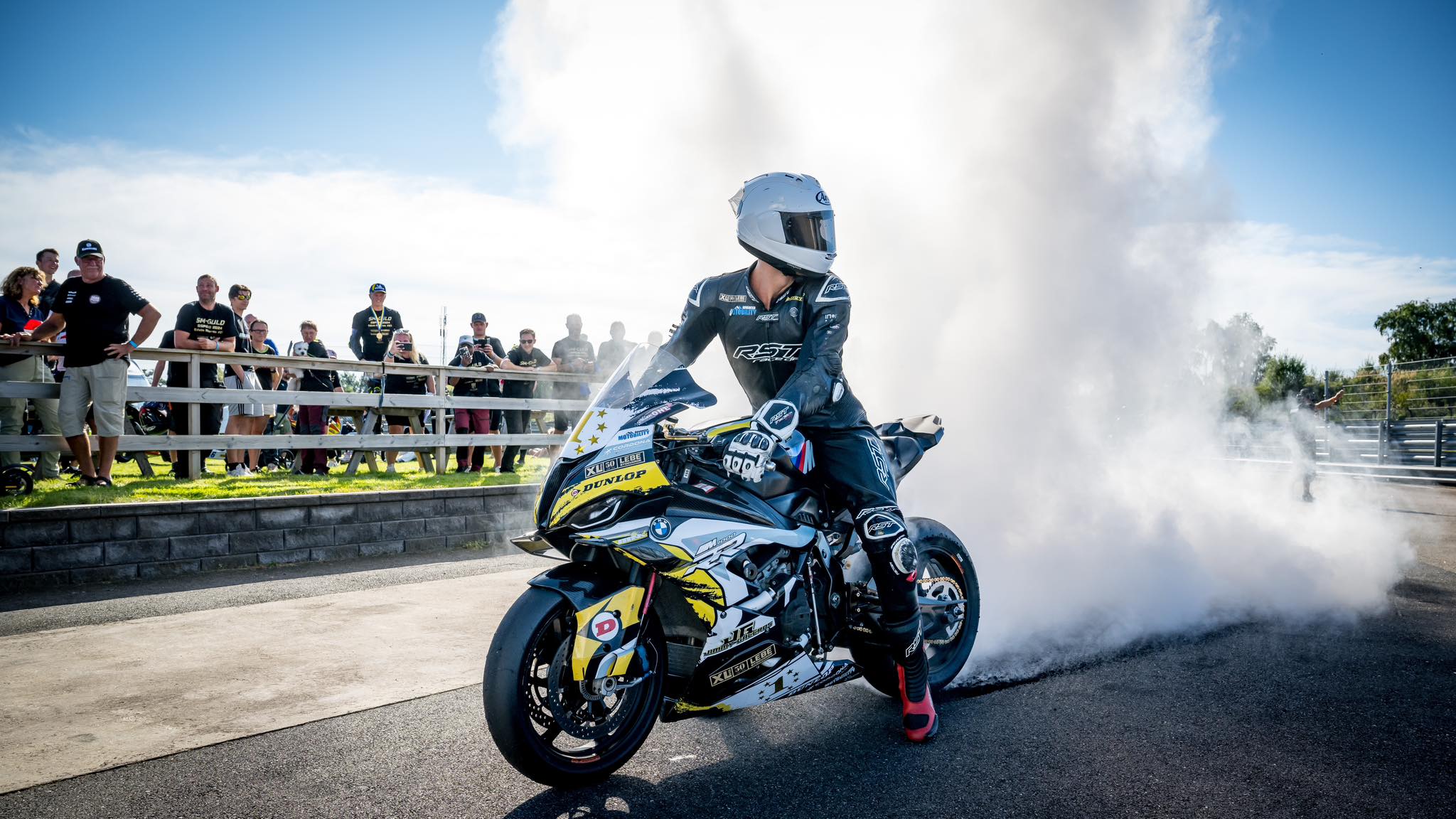 Simon Bergman Racing - Lugnet har lagt sig i depån efter ...