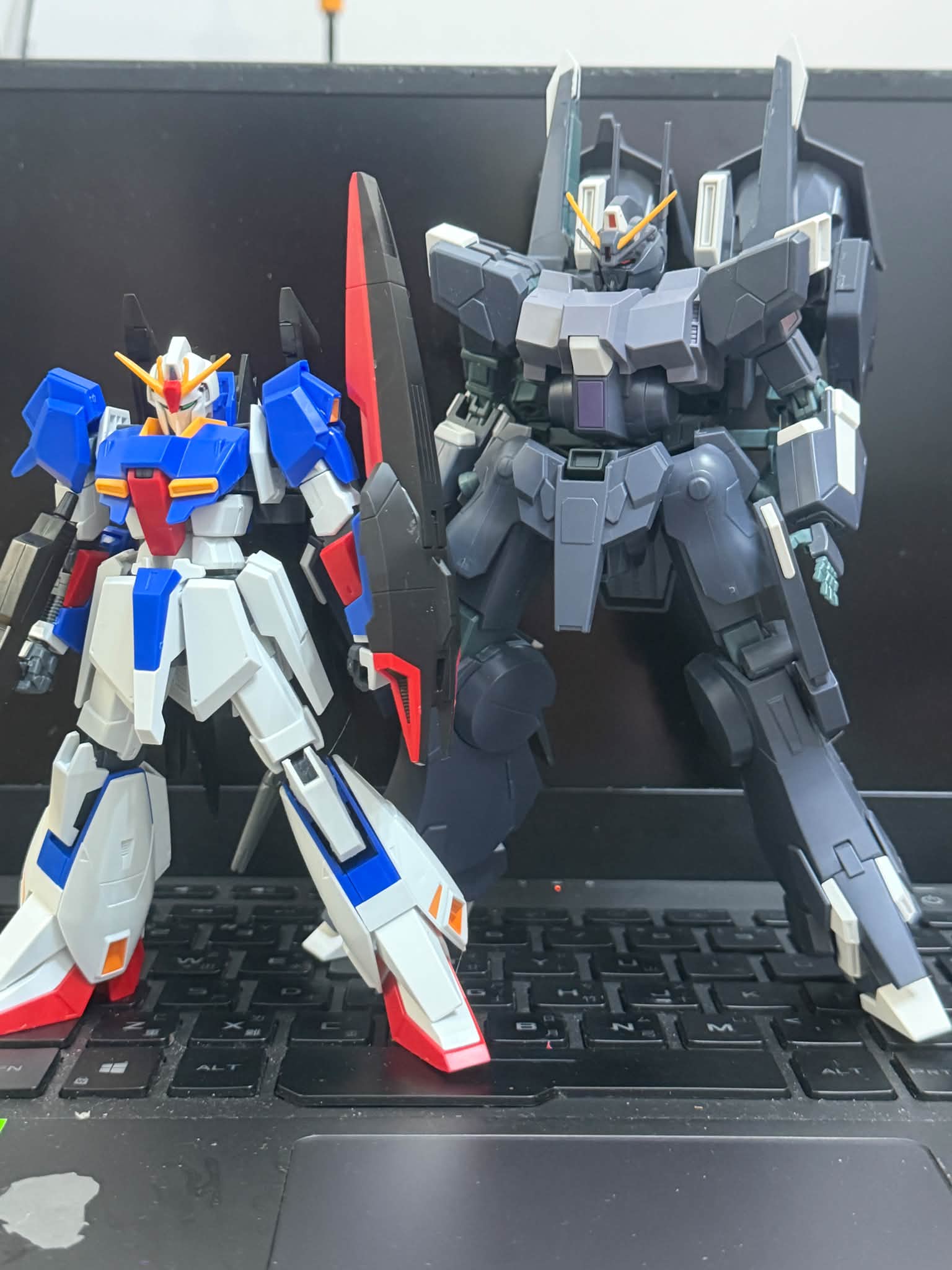 FG 1/144初鋼 於1999年7月上市 作為鋼彈20周年的紀念產品 外型以當時最