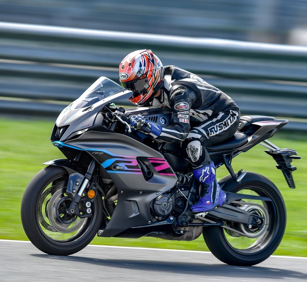 จุดเด่น R7 🏍️ ... - Yamaha Riders Club Pattaya by Mityon | Facebook
