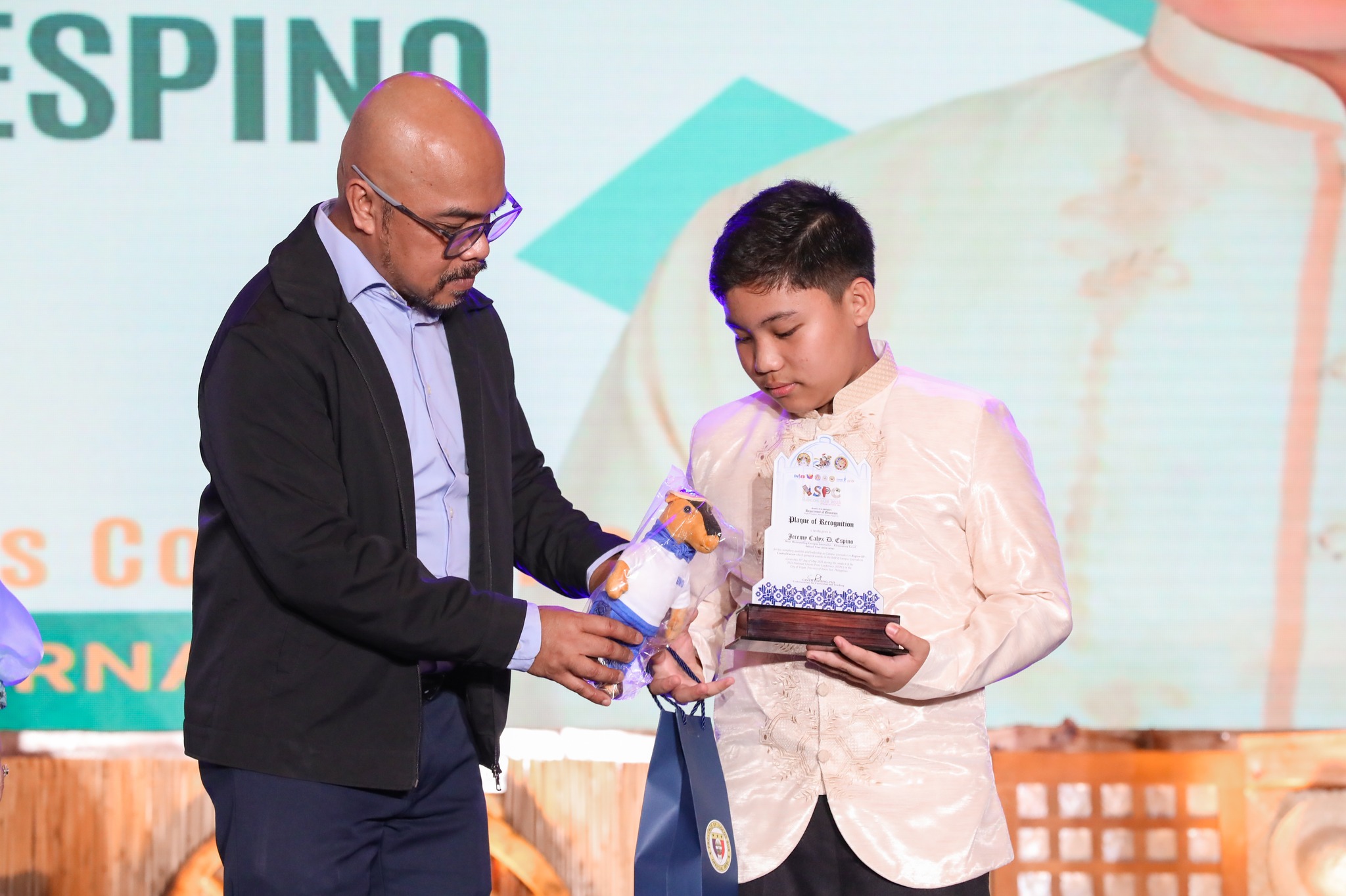 DepEd - TINGNAN: MAIN CHARACTER MOMENT! 🌟 Buong galak na itinaas ng ...