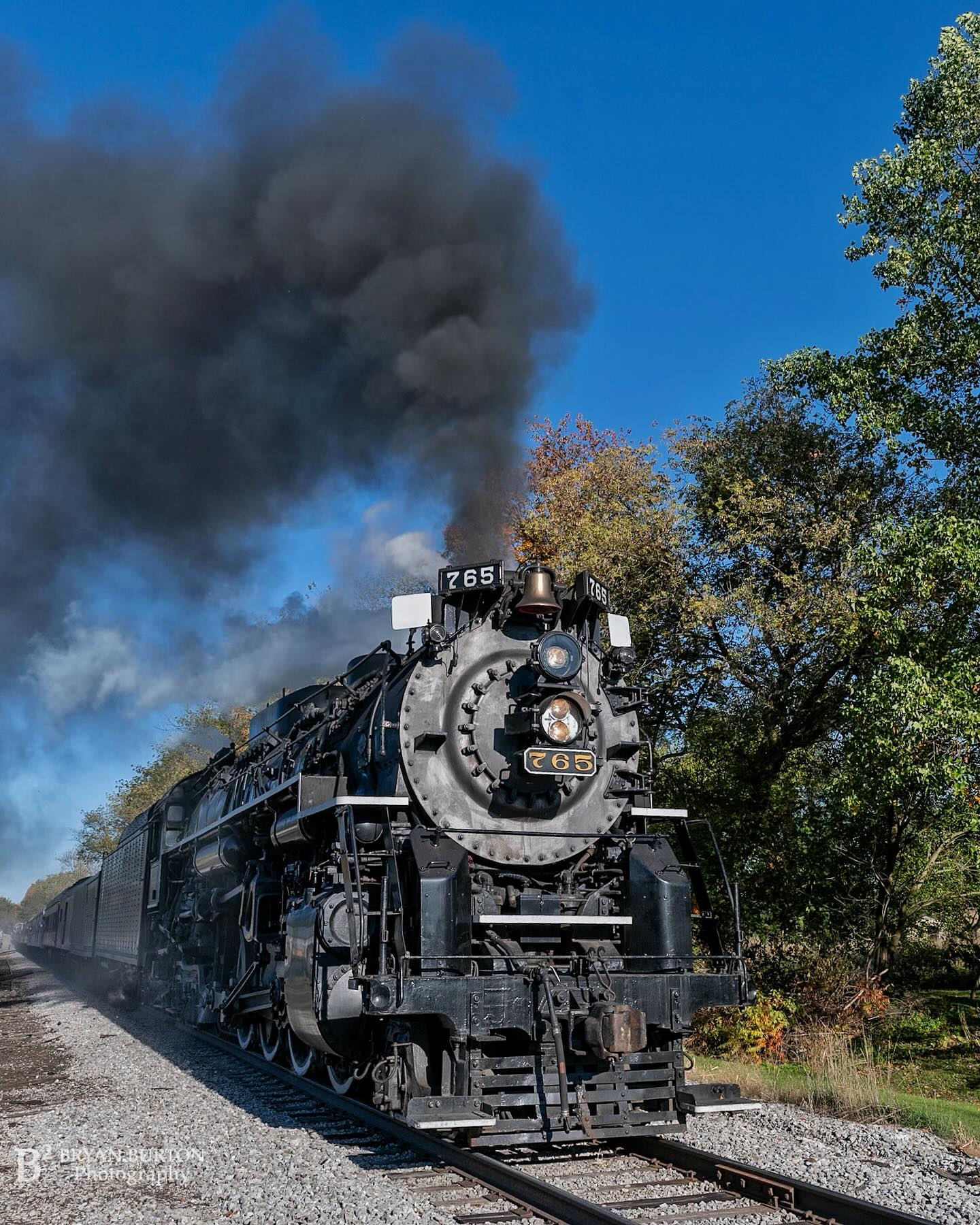 ボナンペン Nickel Plate Road 765 at Hillsdale during the Fall Colors Steam