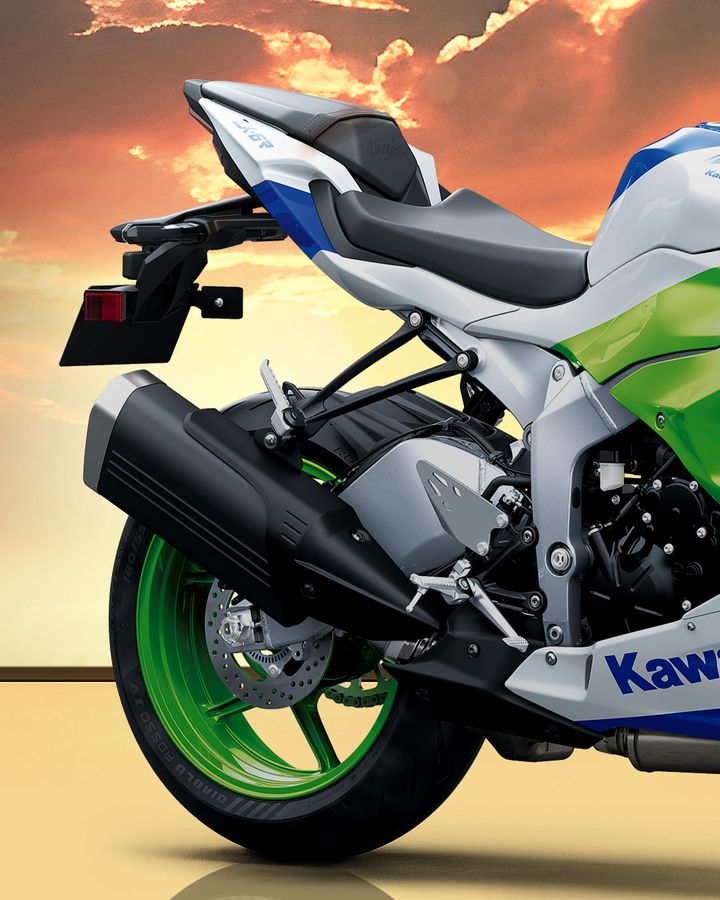 Timeless styling meets legendary 636cc Ninja power. To celebrate