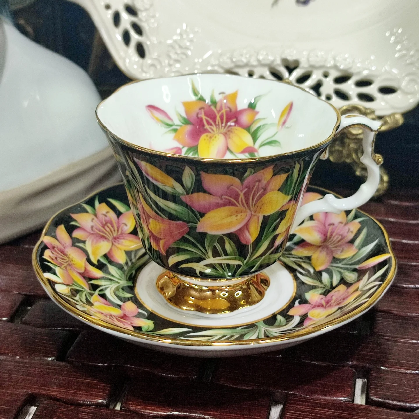 💛NEW ARRIVAL💛 Royal Albert Flower of the Month Series