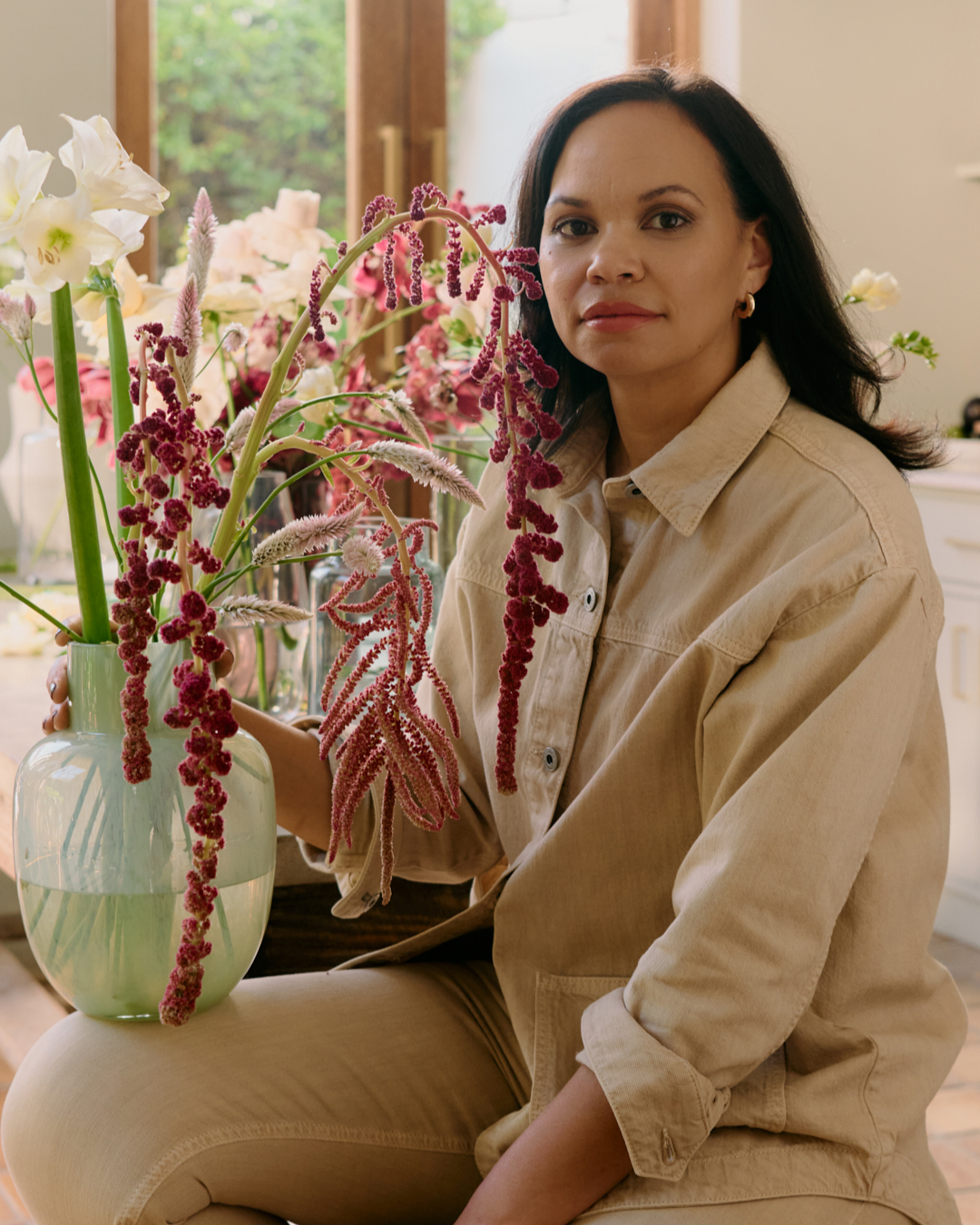 From elegant glass vases to cosy textures and home scents, this is how floral designer Lana Fredericks creates a warm and inviting atmosphere ✨ Elevate your living space, shop now: https://brnw.ch/21