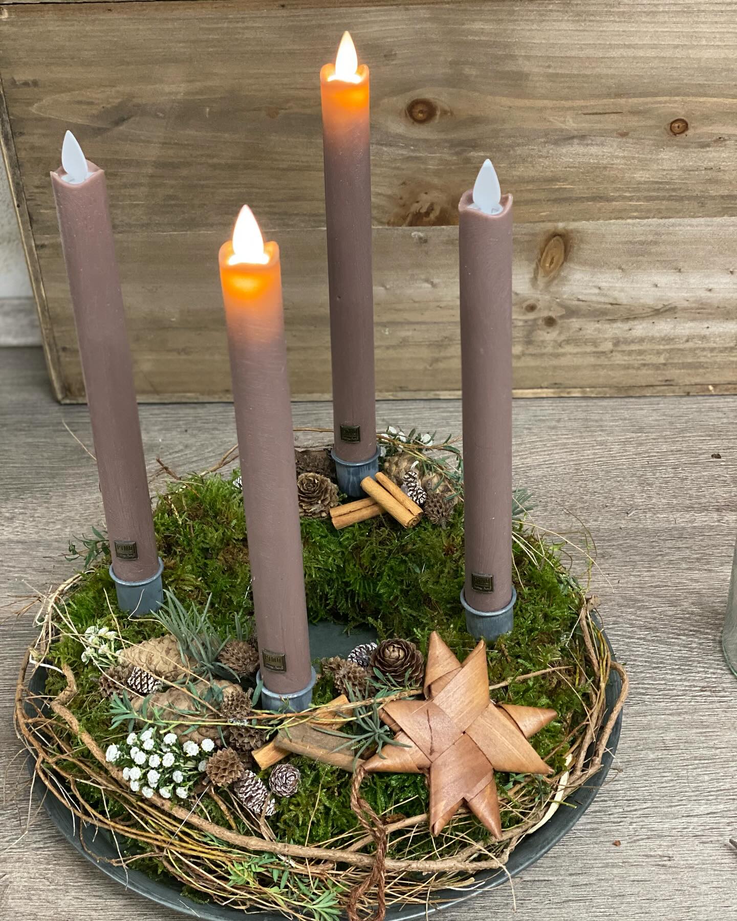 Ach, ich bin entzückt… mein erster Adventskranz in diesem Jahr und dann mit LEDs, ich werde verrückt, aber irgendwie total schön… #trend #christmas #led #advent #jul #weihnachten