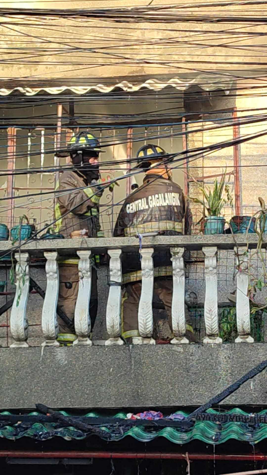 Philippine - Firefighters respond to a fire that hit a residential area ...