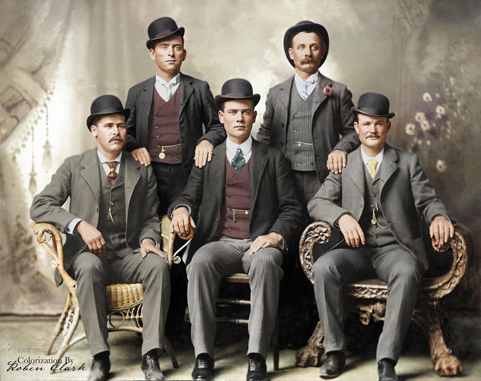 DESPERATE OUTLAW HARRY LONGBAUGH １リットル Butch Cassidy and the Wild Bunch, circa 1900. Front row left to