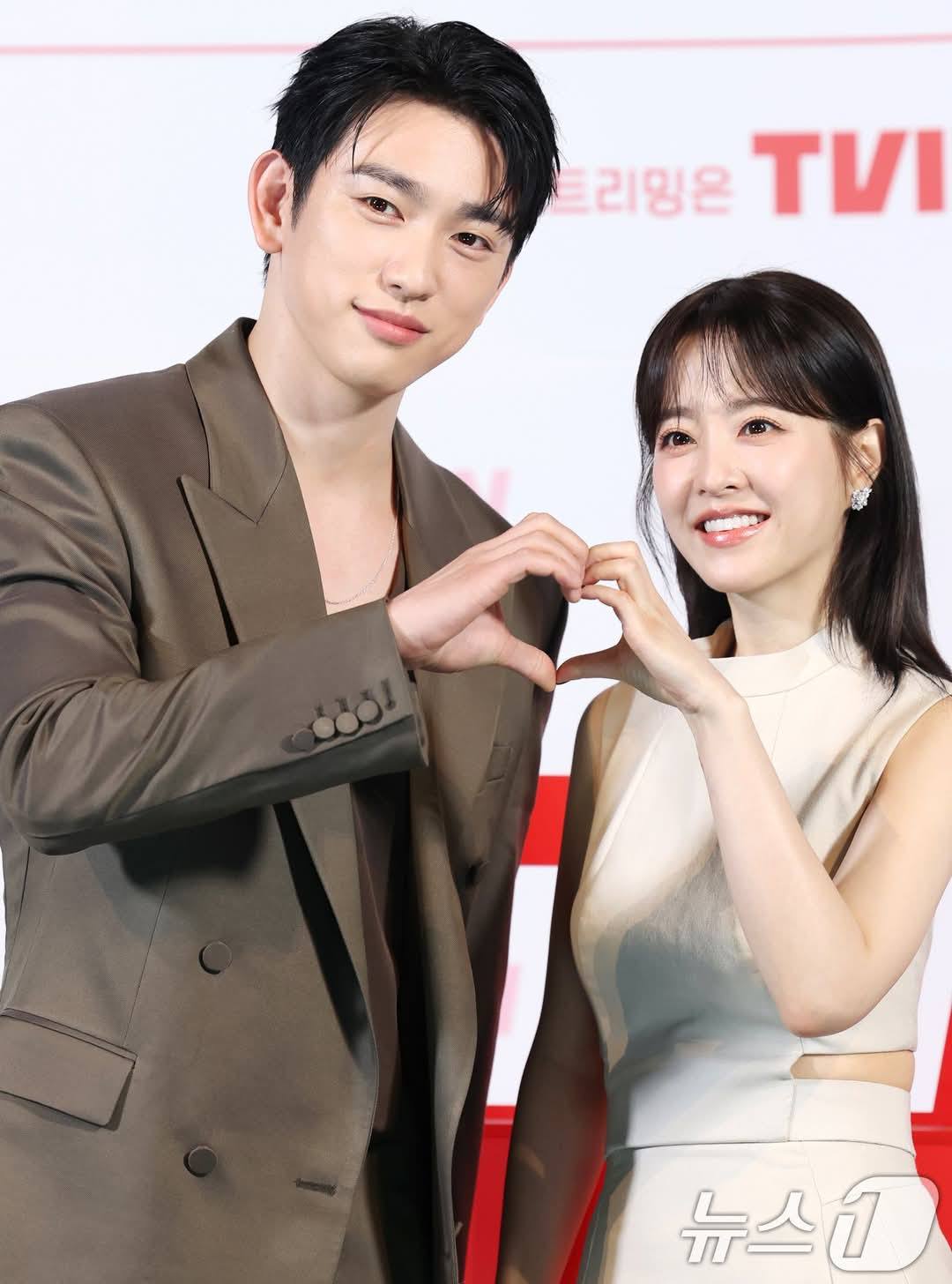 มนุษย์ติ่ง - งานแถลงข่าวซีรีส์ Our Unwritten Seoul... | Facebook