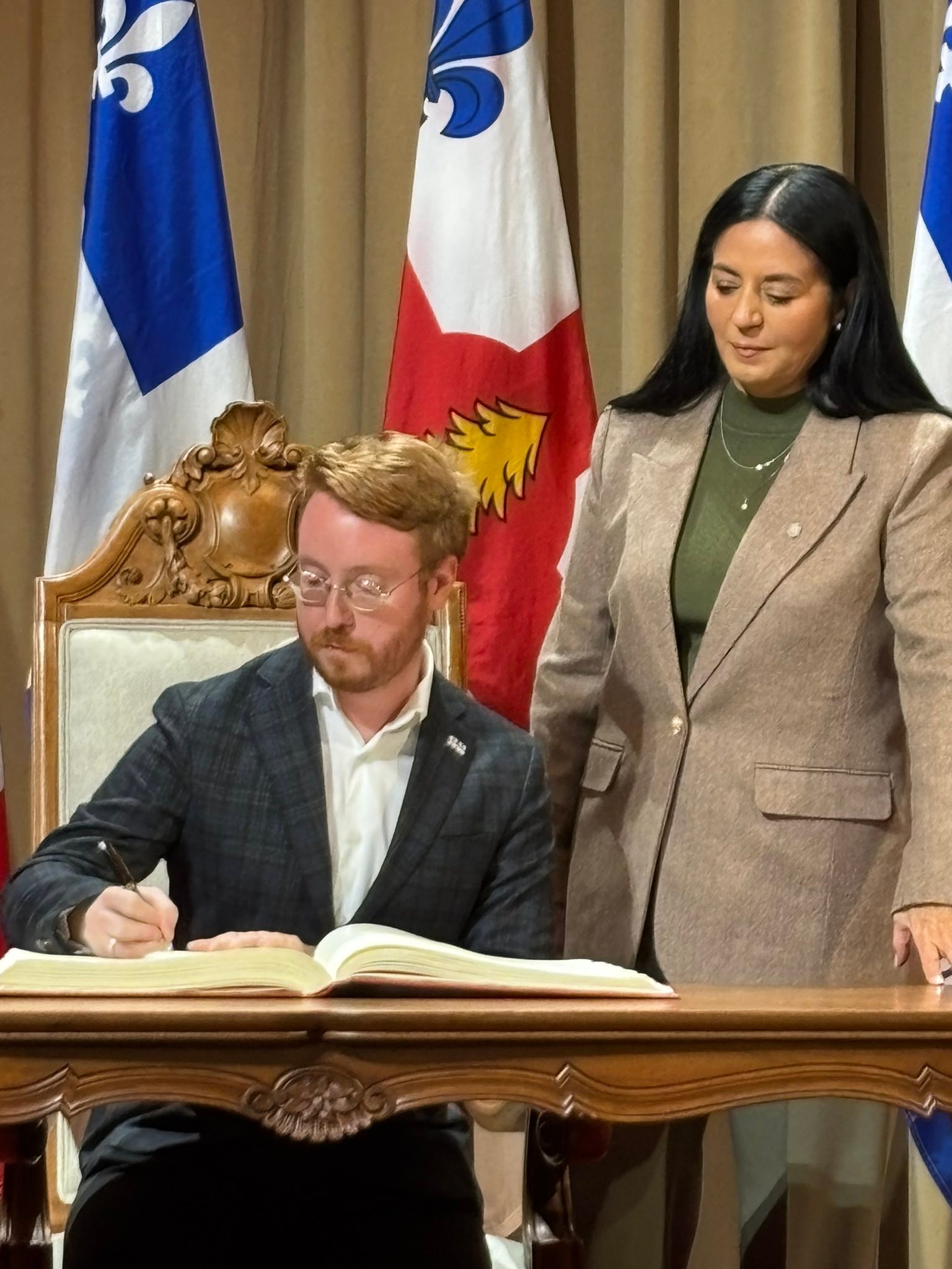 LEADER DE LA MAJORITÉ Lors de l’assermentation des membres du comité ...