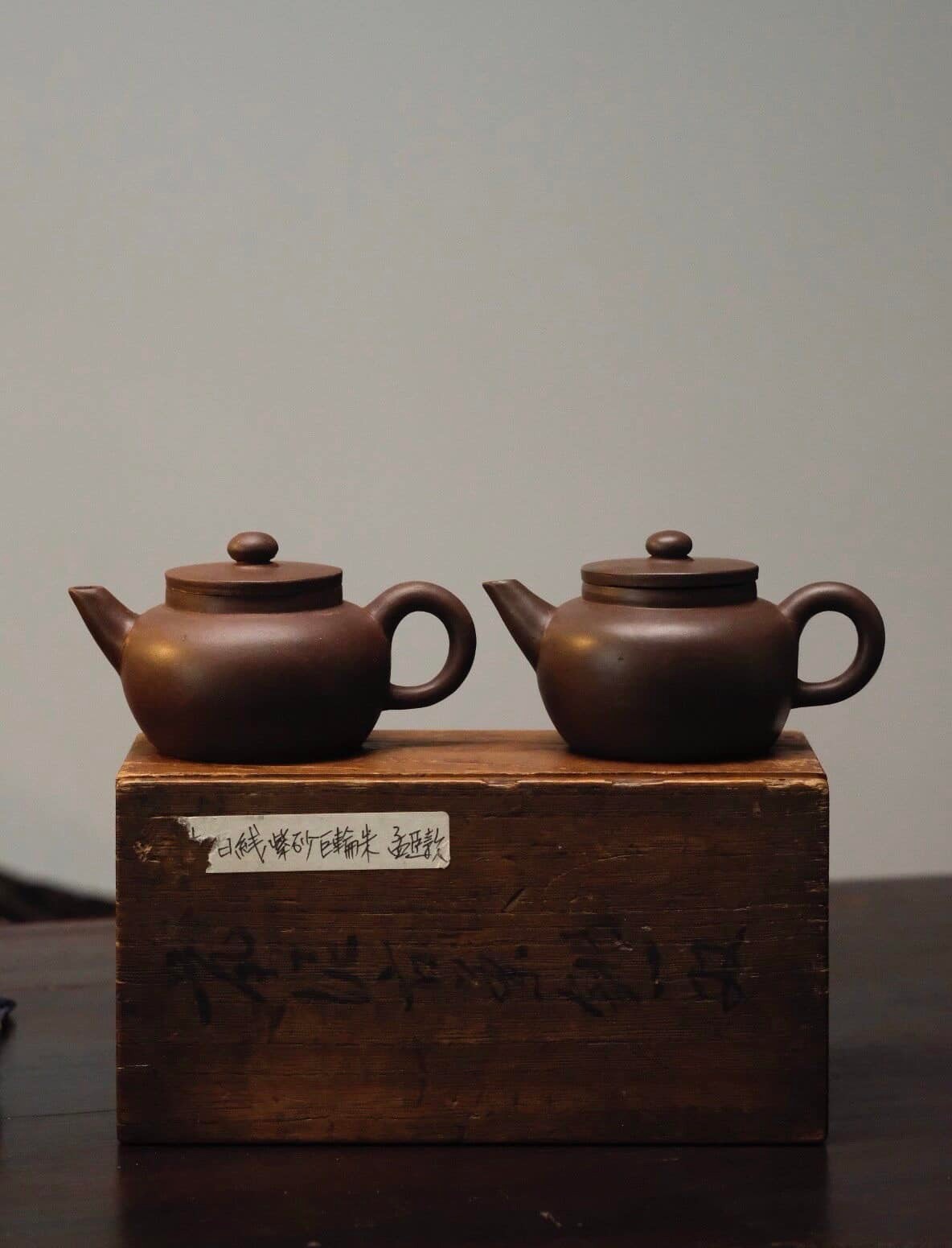 清晚期紫泥孟臣平盖德钟壶一双（附箱付） 傻开门作品，一对比带原盒