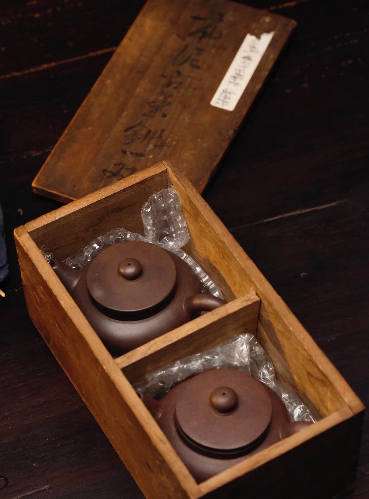 清晚期紫泥孟臣平盖德钟壶一双（附箱付） 傻开门作品，一对比带原盒