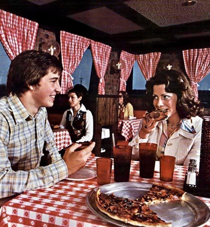 Pizza Hut in the '70s 😄🍕
