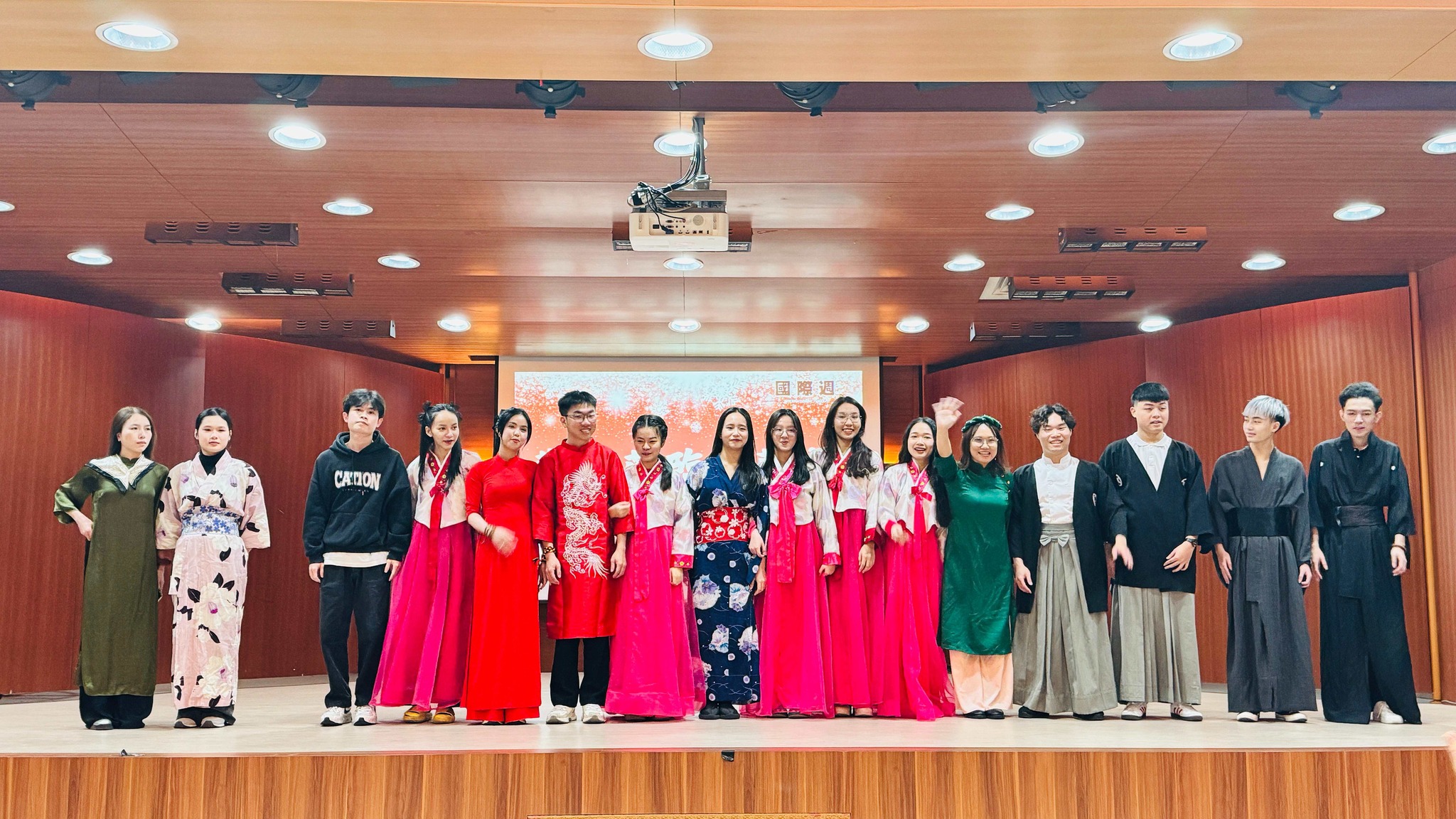 ｜點亮中臺 放眼國際－國際週開跑了 招生及國際合作處於聖誕月（2024年12月2日起）舉辦為期一週的國際週，由學生們穿著來自不同國家的傳統服飾 ...
