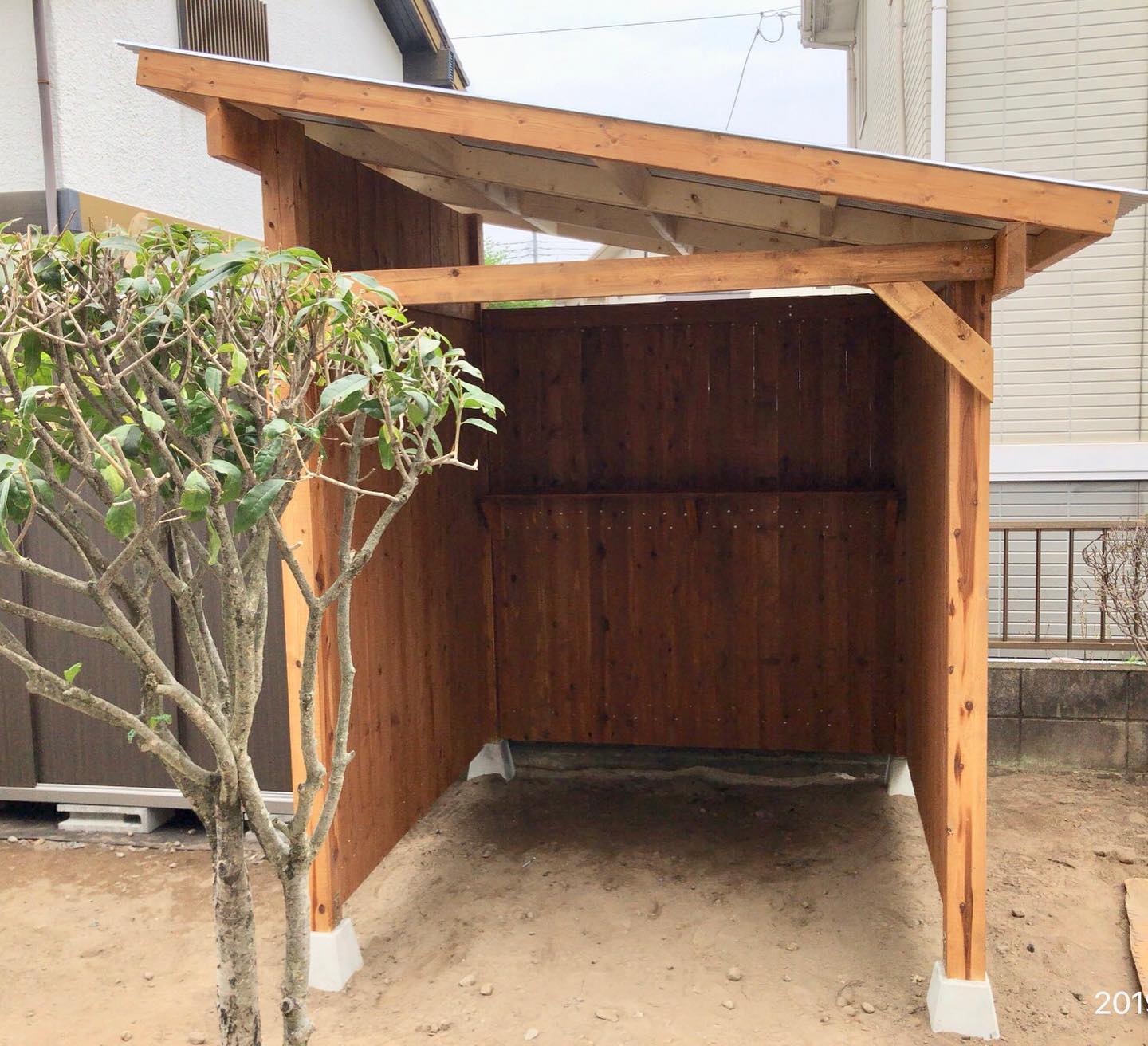 片屋根式 手作り小屋です このほかに メーカー製の物置を奥に設置しまし 小林造園土木 Chouchouverde Facebook