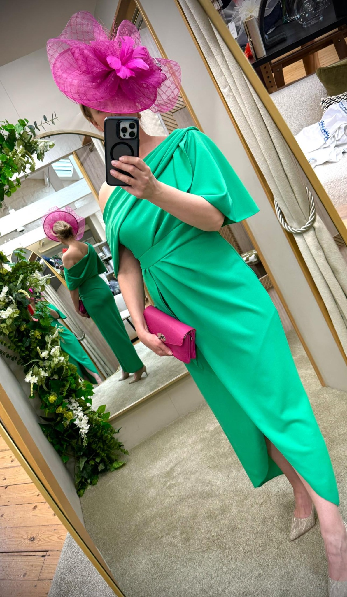 Same gorgeous dress -2 completely different looks using the sam accessories just in 2 different colours. Which is your favourite ? 🩷 or 🤍 #standout #boutique #colour #emilydress #boutiqueshopping #occassionwear #style #weddingoutfit #dayattheraces 