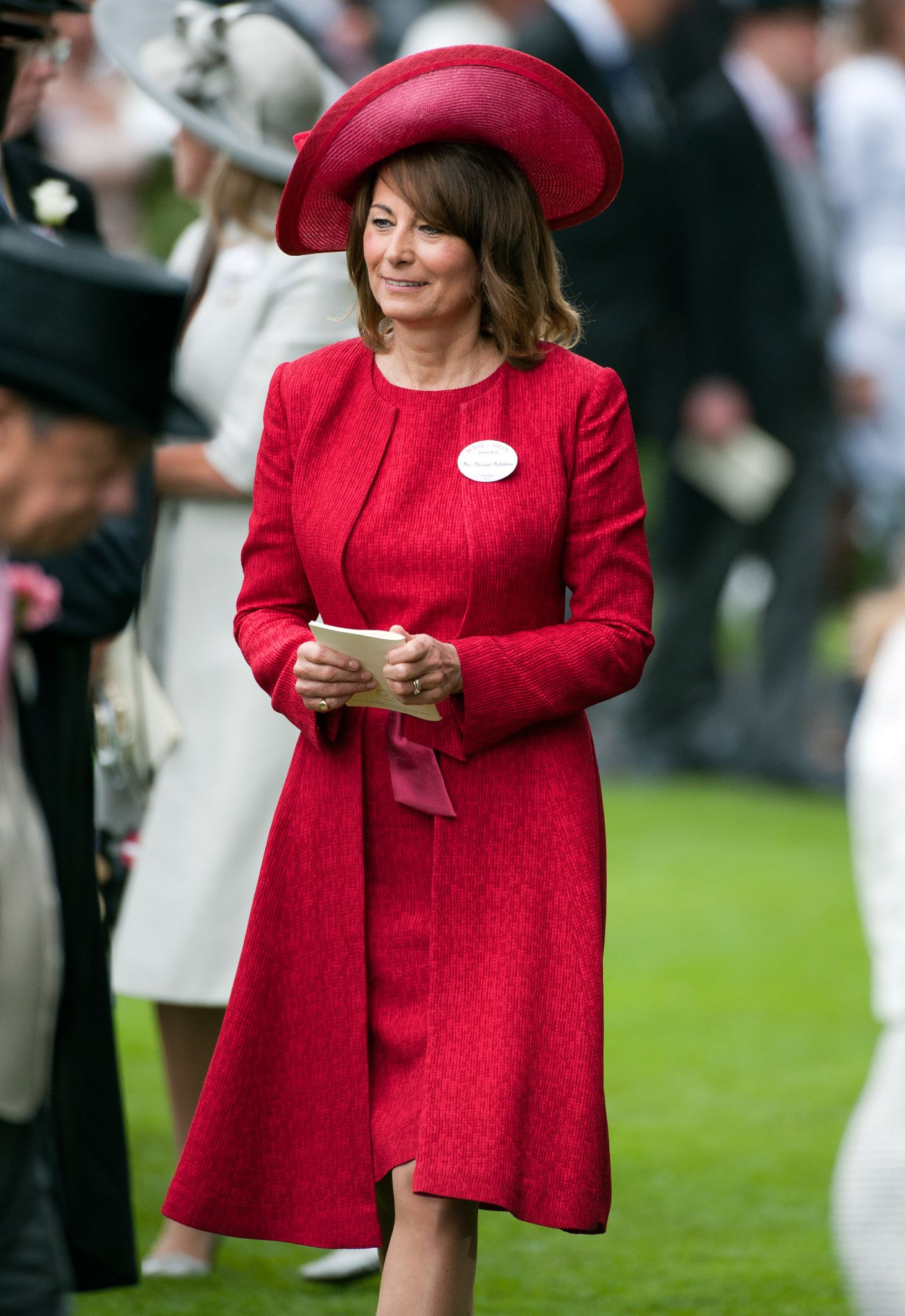 kate middleton ascot dress red In true fashion, Princess Kate's mom Carole rewore one of her signature looks on Day 2 of Royal Ascot, choosing the same lovely pale pink coat first seen at her Alia Bhatt Drops Cosy Nova Purple Size:X-Large (12/14) classy ascot outfits