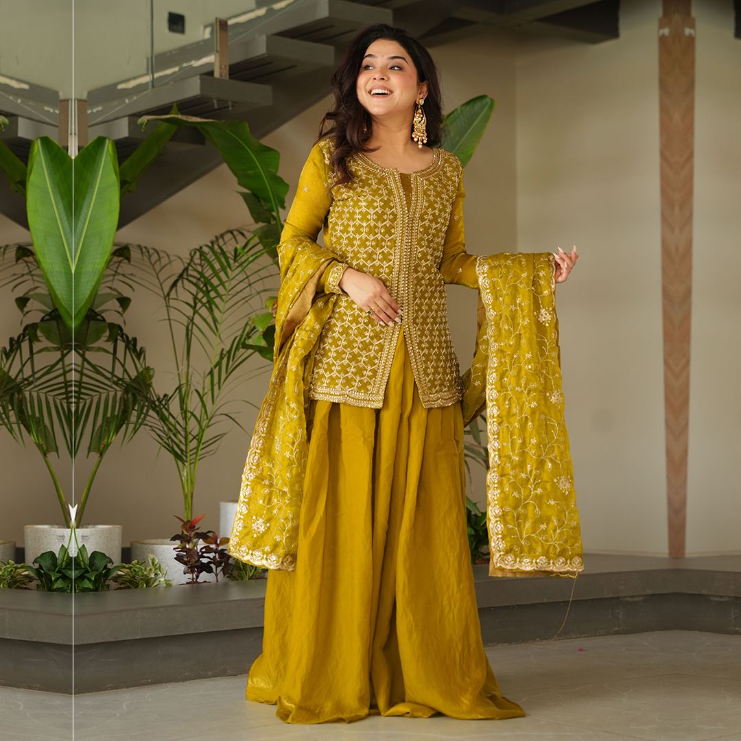 Oh wow! This beautifully designed palazzo suit is a perfect balance of colours and heritage. SKU
