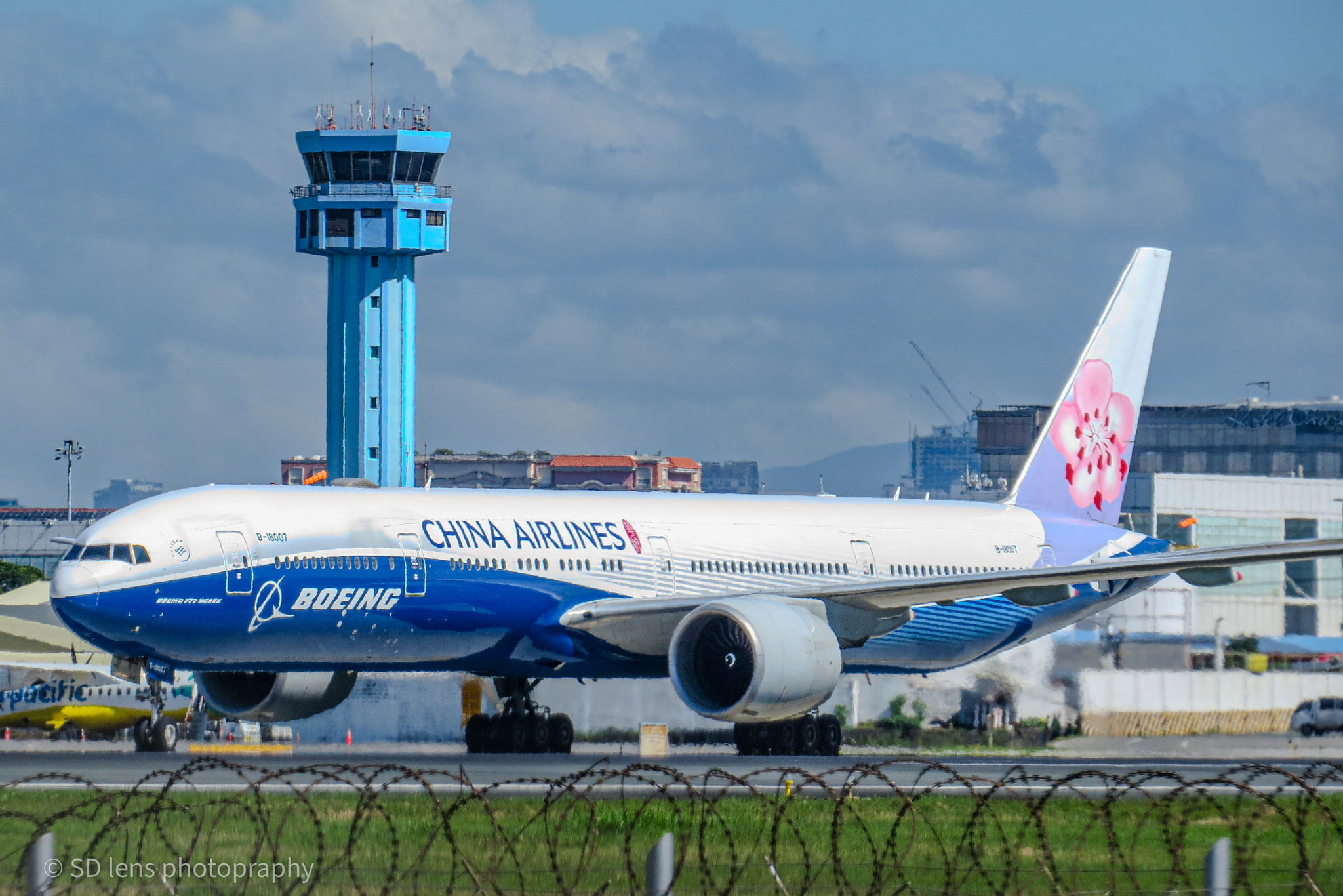 China Airlines Boeing 777 returns to Manila