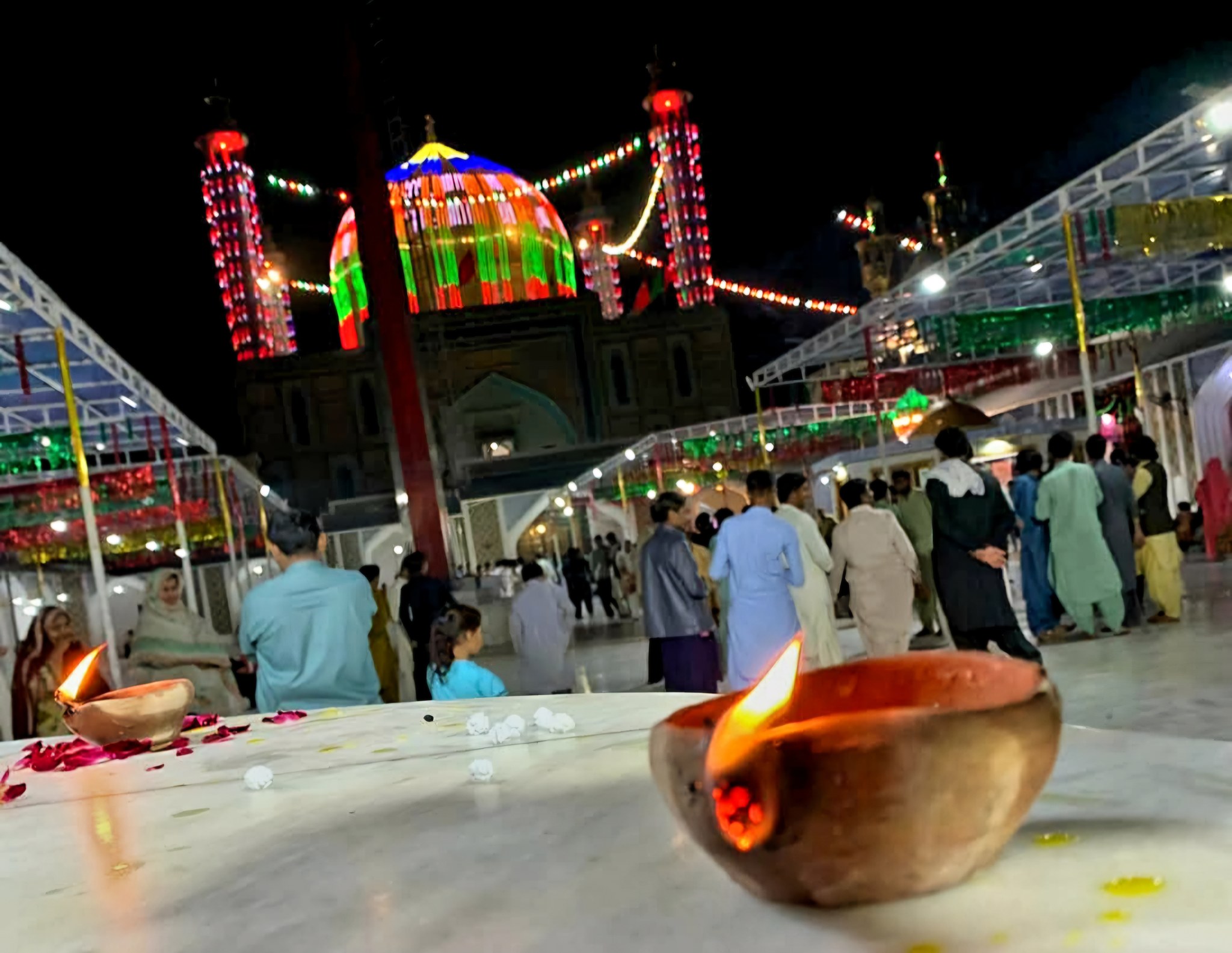 Pakistan - تاریخ کا روشن مینار — سخی لعل شہباز قلندرؒ کا مقبرہ صوبہ ...