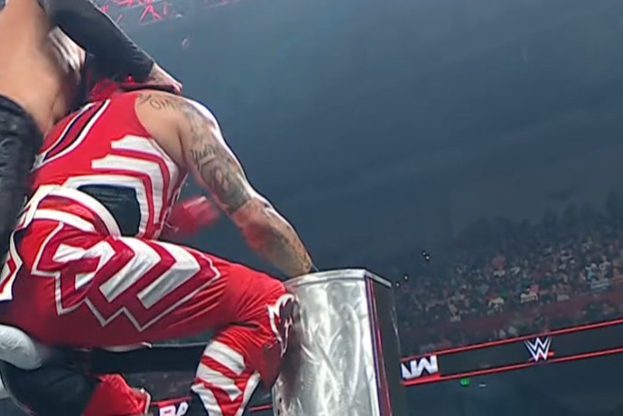 Sportskeeda - WWE STAR TRIES TO RIP OFF PENTA'S MASK LIVE ON RAW! Link ...