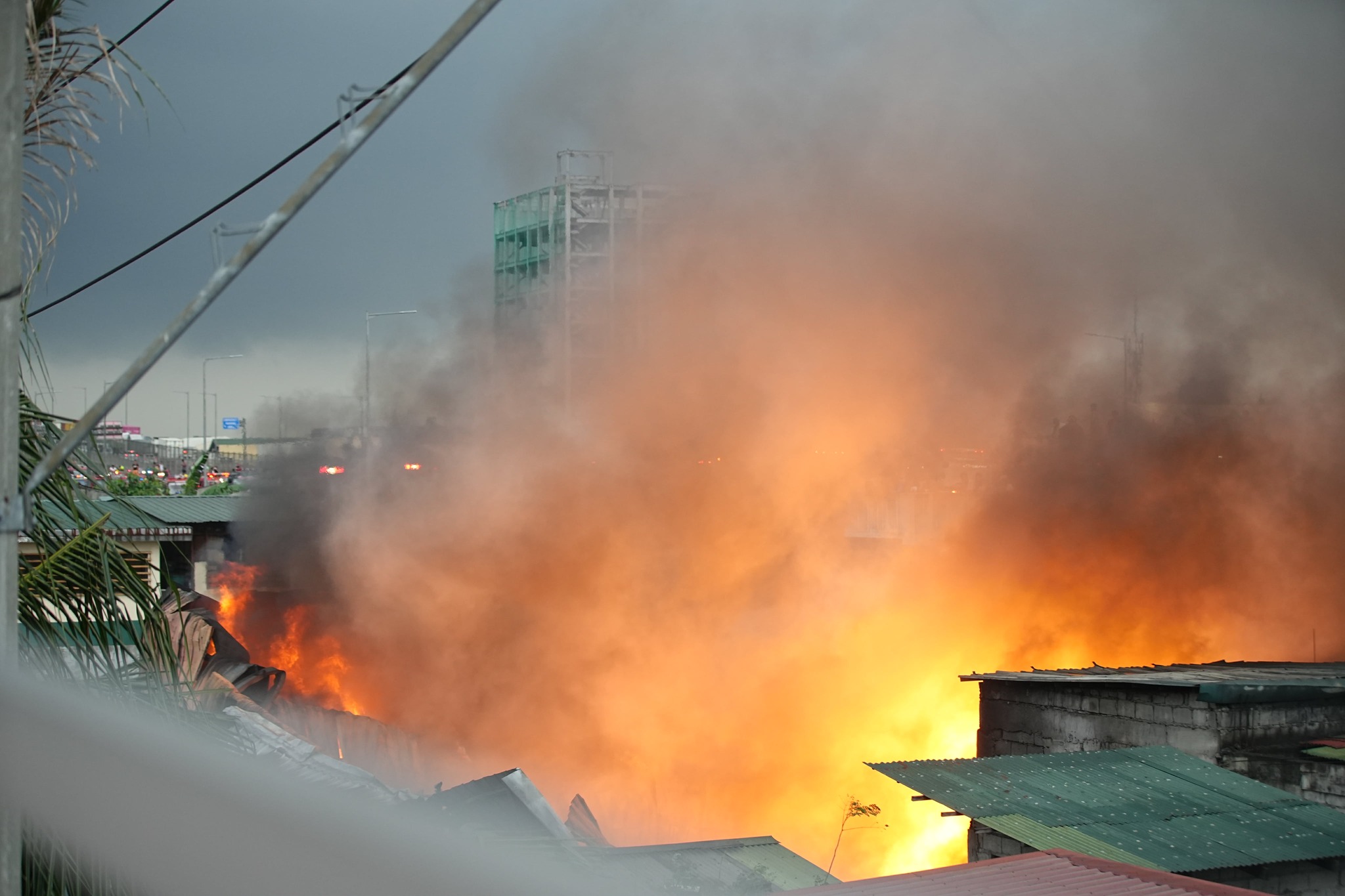 Valenzuela City - IN PHOTOS: Ongoing fire suppression... | Facebook