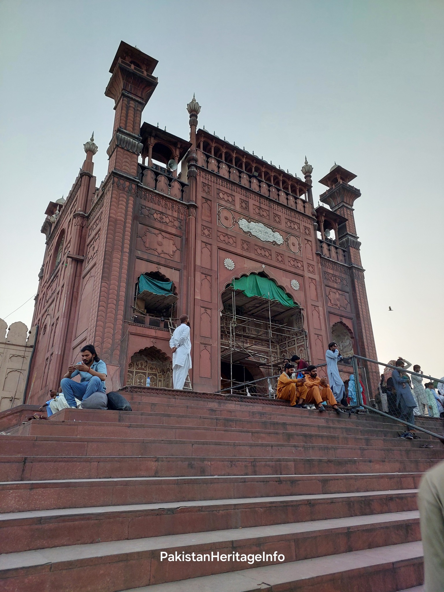 Pakistan - بادشاہی مسجد کا داخلی دروازہ — سرخ اینٹوں میں چھپی عظمت کی ...