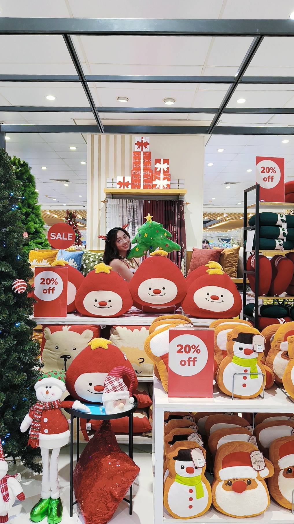The Local - ️ CHRISTMAS WONDERLAND AT THE SM STORE ILOILO! 🎄 Hi ...