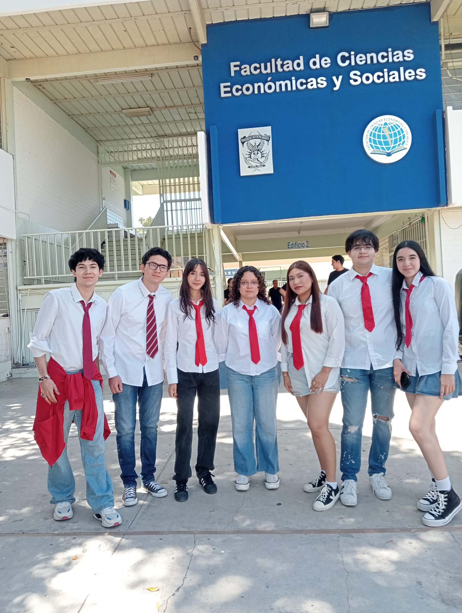 Facultad de... - Facultad de Ciencias Económicas y Sociales