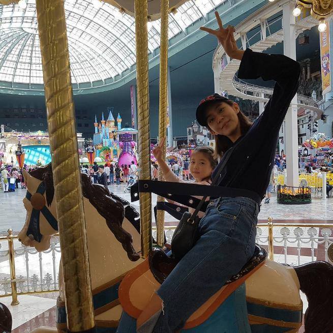 Uee - 160913 #Uee and shin Rina at Lotteworld via.https://www.instagram ...