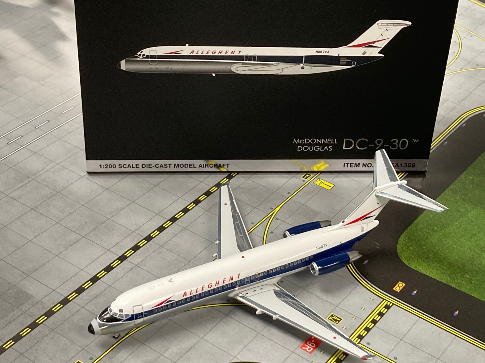 Gemini Jets 1:400 scale McDonnell Douglas DC-10-30 Monarch