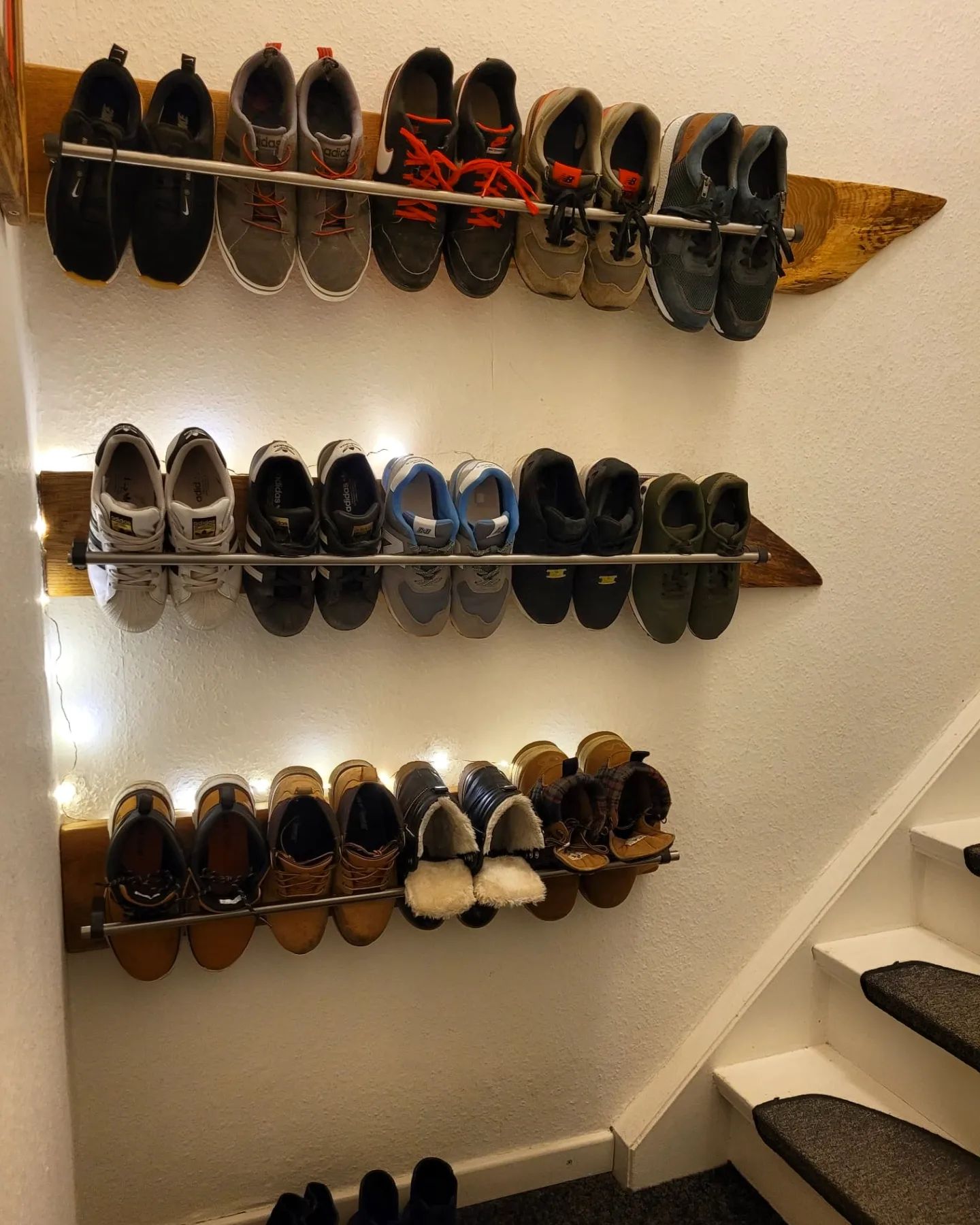Zu viele Schuhe, zu wenig Platz... Wer kennt es nicht ?! 😅 Die Lösung : Oak & Steel Schuh- Wandregal 😁👌 Gefertigt aus ca 300 Jahre alten Eichebohlen und die Halterungen stammen aus alten Gardinenst