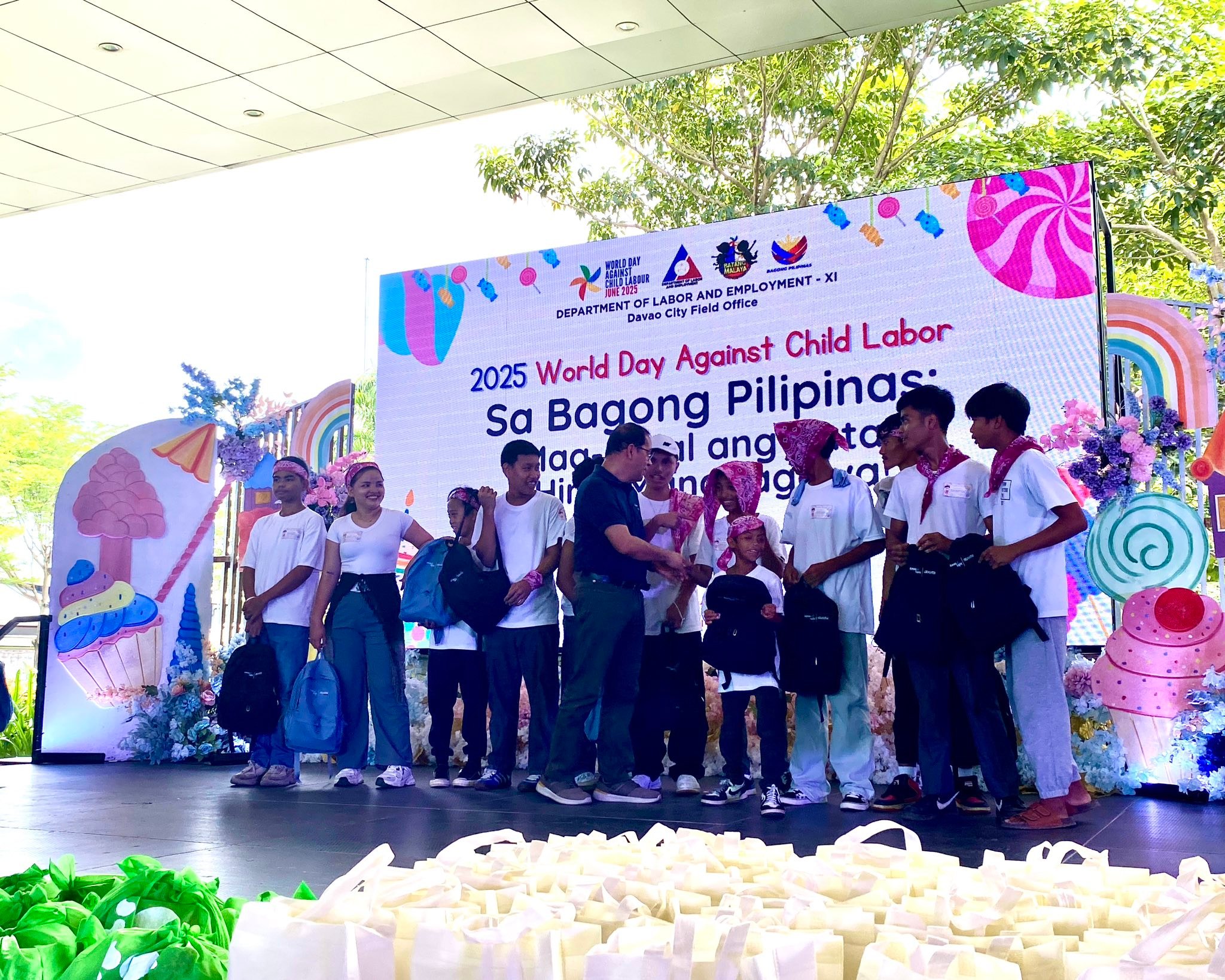 Davao - 𝐏𝐫𝐨𝐣𝐞𝐜𝐭 𝐀𝐧𝐠𝐞𝐥 𝐓𝐫𝐞𝐞 𝐨𝐟 𝐃𝐎𝐋𝐄-𝐗𝐈 𝐫𝐞𝐜𝐞𝐢𝐯𝐞𝐬 𝐬𝐮𝐩𝐩𝐨𝐫𝐭 𝐟𝐫𝐨𝐦 𝐃𝐚𝐯𝐚𝐨 𝐋𝐢𝐠𝐡𝐭 ...
