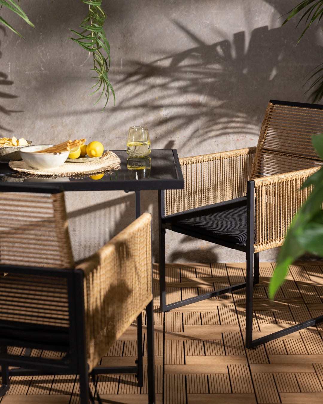Sommerfeeling pur – auch auf kleinen Terrassen oder Balkonen! 🌿☀️ Unsere praktische Outdoor-Sitzgruppe Amelia ist bereit für lange Grillabende, kühle Drinks und gute Gespräche. Einfach zurücklehnen un