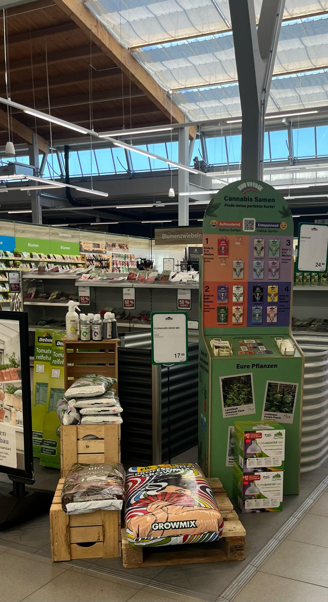 Mitternachtsfundstück: Das Garten-Center Dehner in #Würzburg-#Zellerau erweitert sein Sortiment um eine ganz besondere Nutzpflanze: Kaum wurden die Cannabissamen verschiedener Sativa- und Indikasorten angeboten, waren sie fast schon wieder ausverkauft