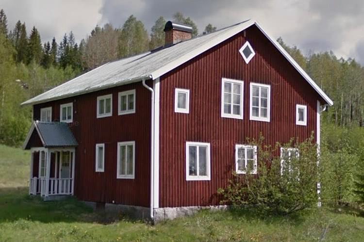 Midjan kommer på plats. Röd midja i 22x170 på kortsidorna. Rejält ...