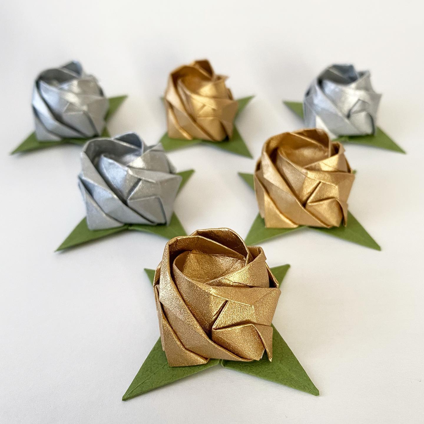 Origamiland Decorations - Gold & Silver Yuzen paper roses 🌹 . . . # ...