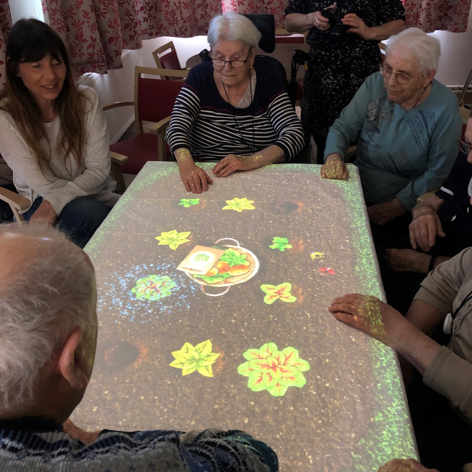 Fondation - 🎮 La Tovertafel crée de la complicité dans les EHPAD ! Dans ...