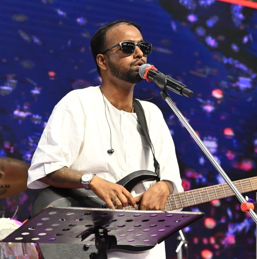 Nitai chander baajare, ek mon jaar sheye jete paare. It is a folk/baaul ...