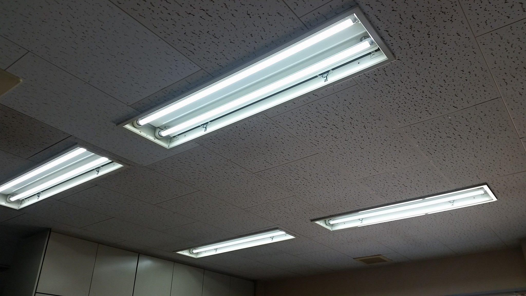 Sun･Stage - 今日会社に出社したら… オフィスの蛍光灯がLEDに成ってた！ 明るいくGoodです。...