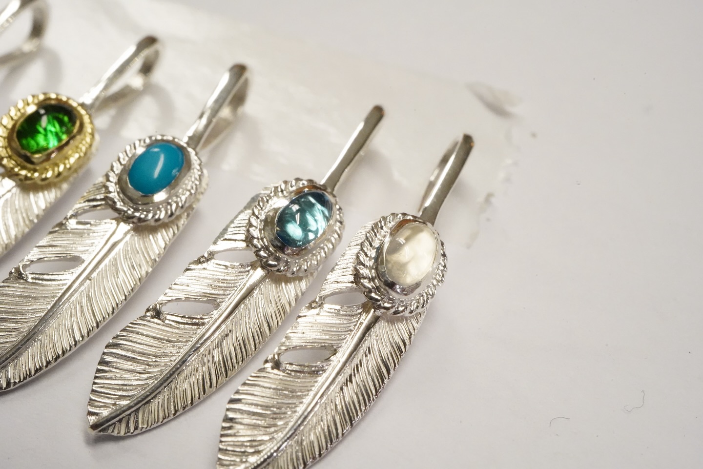 New item ————— ⁡ フェザー4 (30mm) ¥13.200〜 税込、チェーン別売 石 